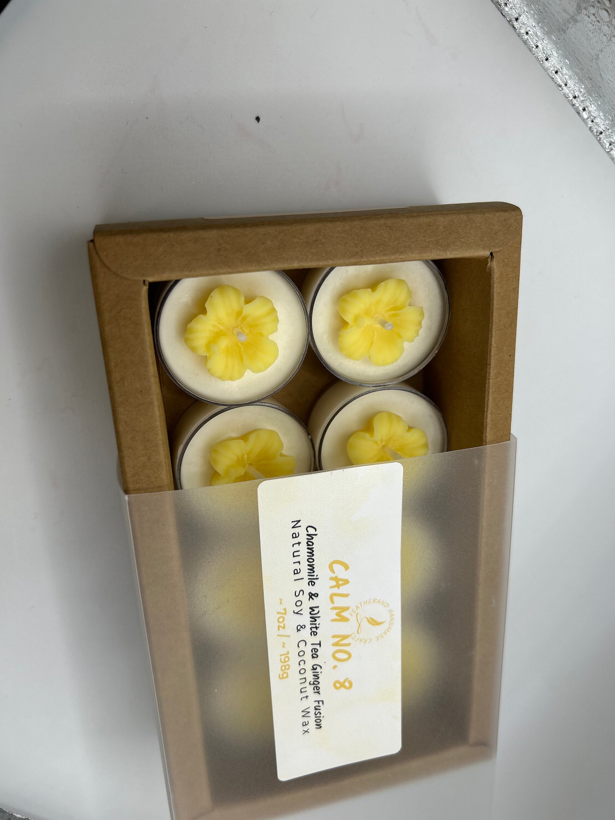 Tealight Set Featherand Signature  – 8 Pack Natural Soy Wax  · Delicate Floral Accents