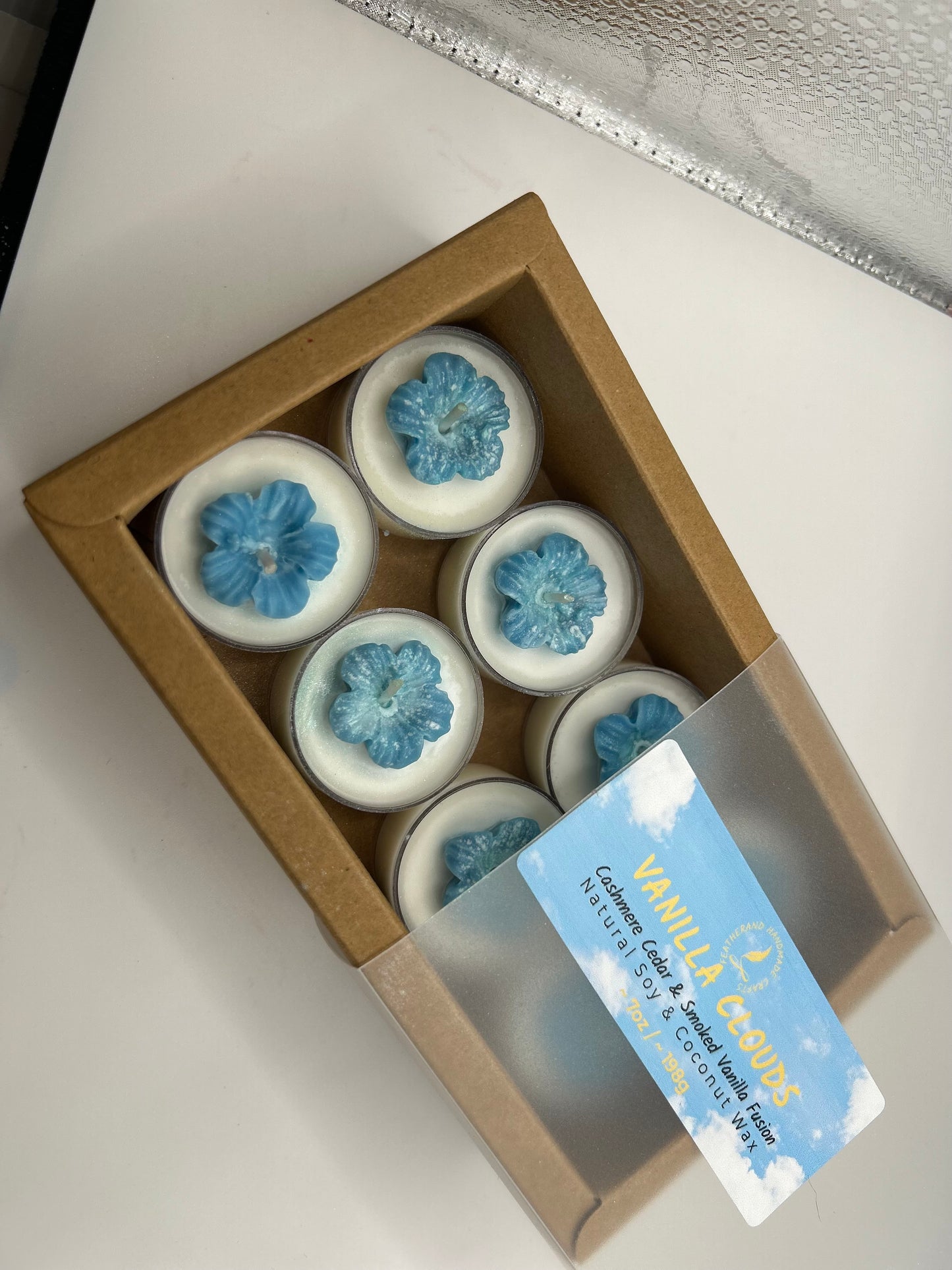 Tealight Set Featherand Signature – 8 Pack Natural Soy Wax · Delicate Floral Accents