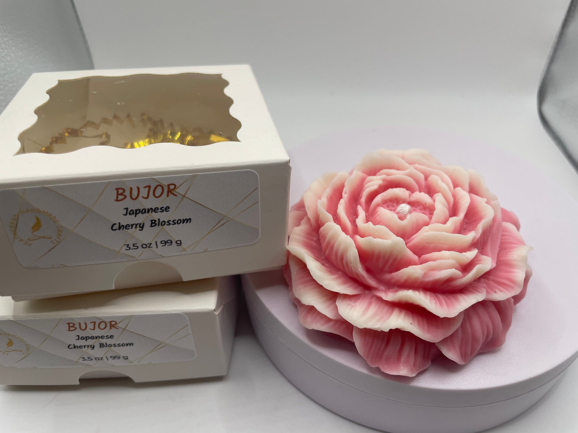 Bujor Candle (Peony) – 3.5 oz Pillar Custom Fragrance · Natural Soy Wax · Floral-Inspired Shape