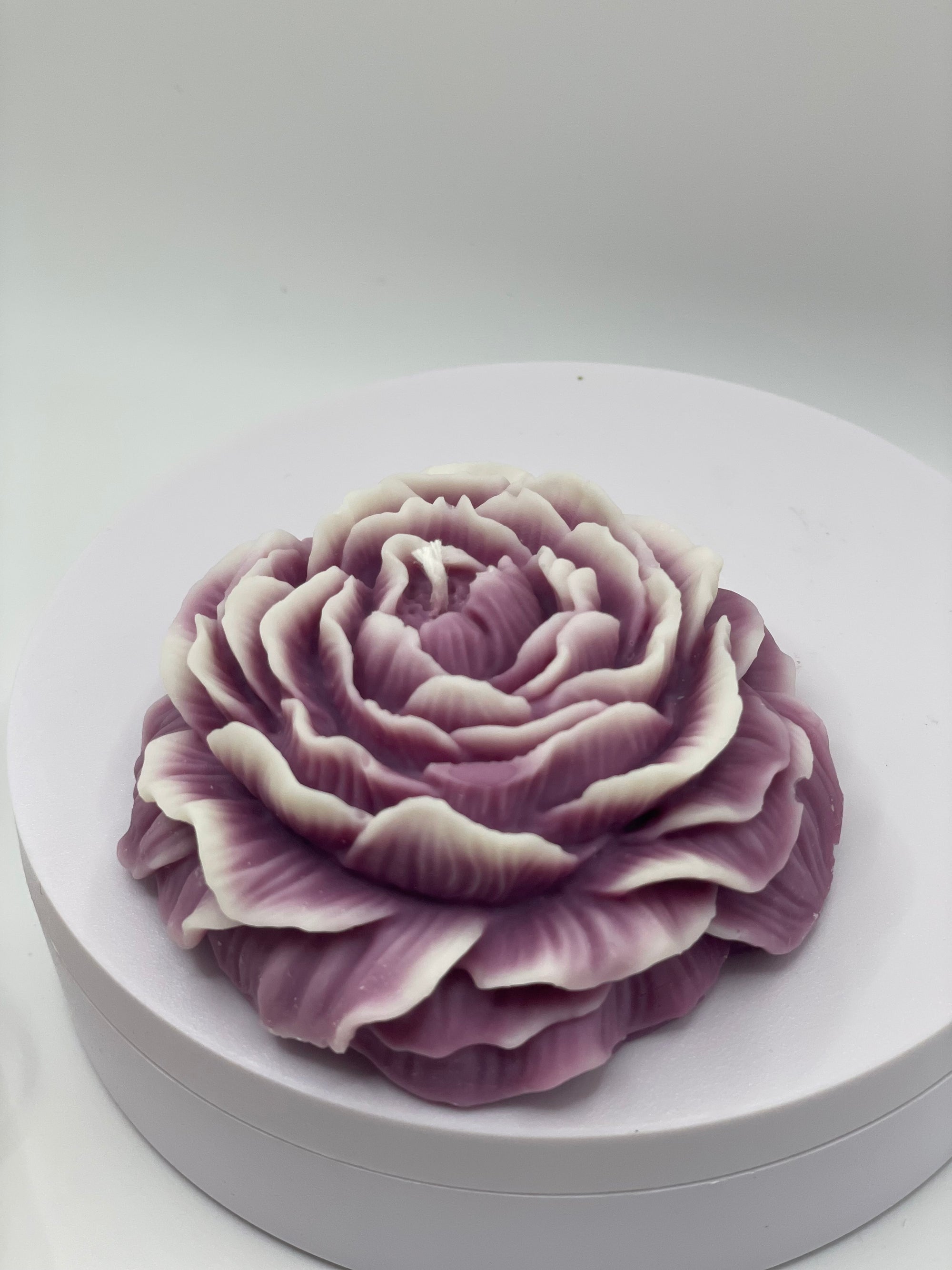Bujor Candle (Peony) – 3.5 oz Pillar Custom Fragrance · Natural Soy Wax · Floral-Inspired Shape