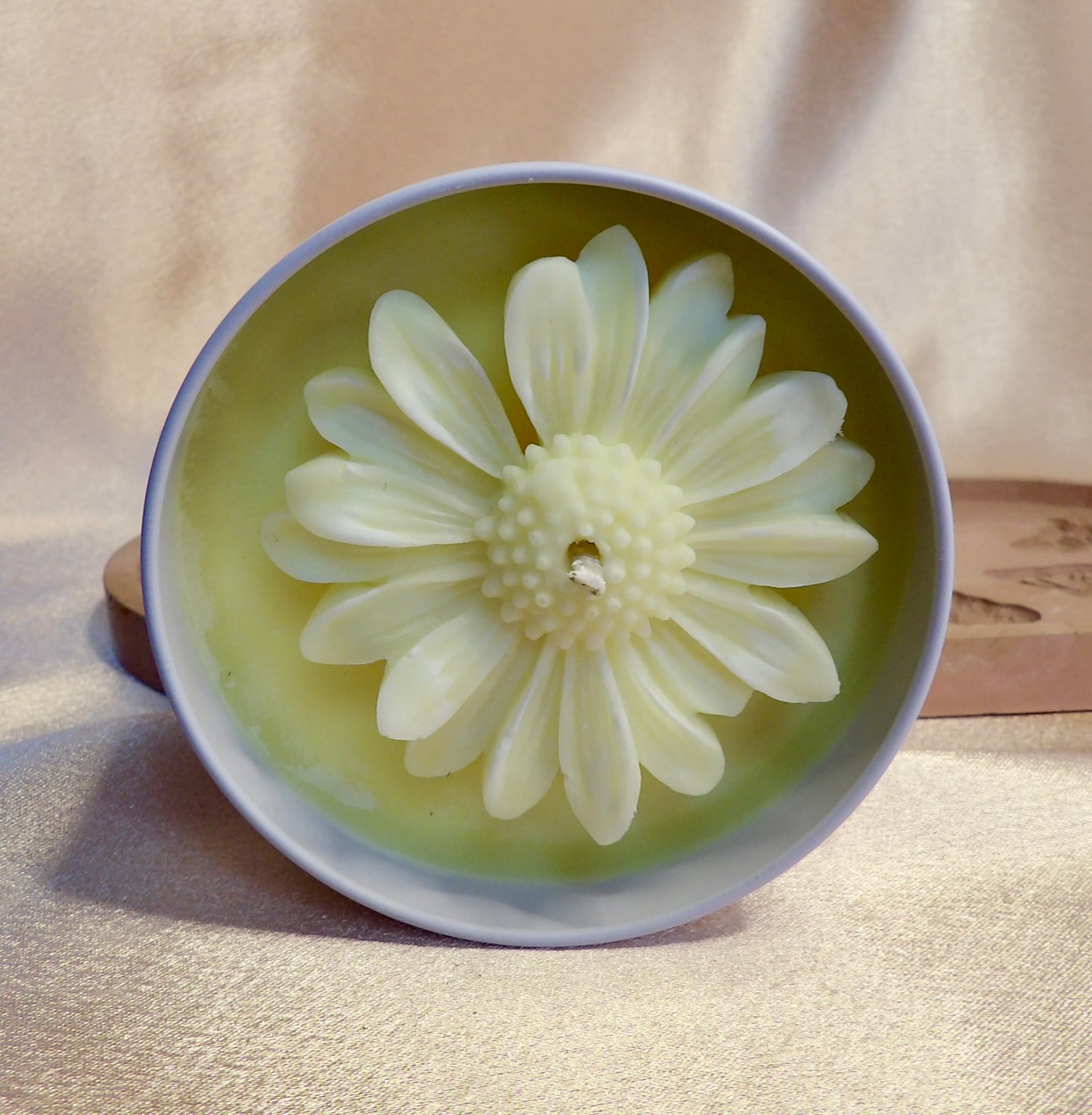 Daisy Featherand Signature Candle 8 oz · Hand-Poured · Natural Wax · Daisy Accent