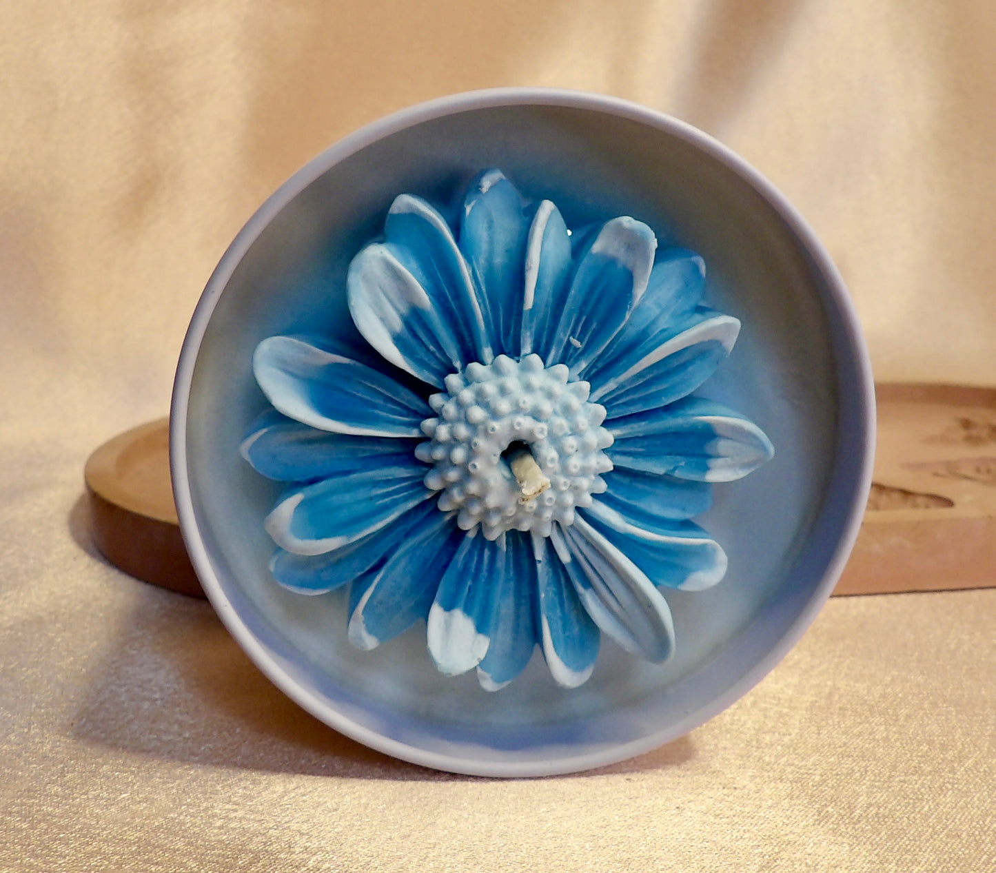 Daisy Featherand Signature Candle 8 oz · Hand-Poured · Natural Wax · Daisy Accent