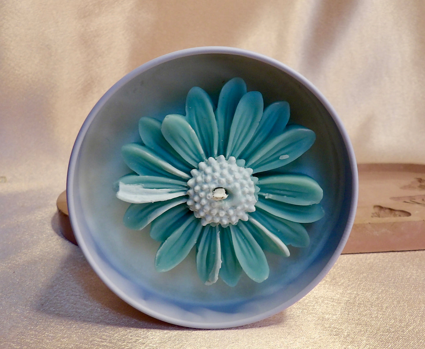 Daisy Featherand Signature Candle 8 oz · Hand-Poured · Natural Wax · Daisy Accent