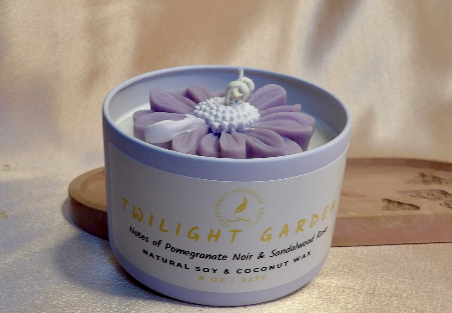 Daisy Featherand Signature Candle 8 oz · Hand-Poured · Natural Wax · Daisy Accent