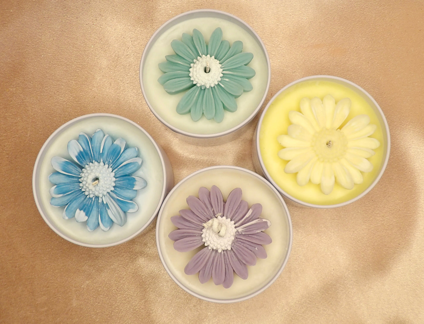 Daisy Featherand Signature Candle 8 oz · Hand-Poured · Natural Wax · Daisy Accent