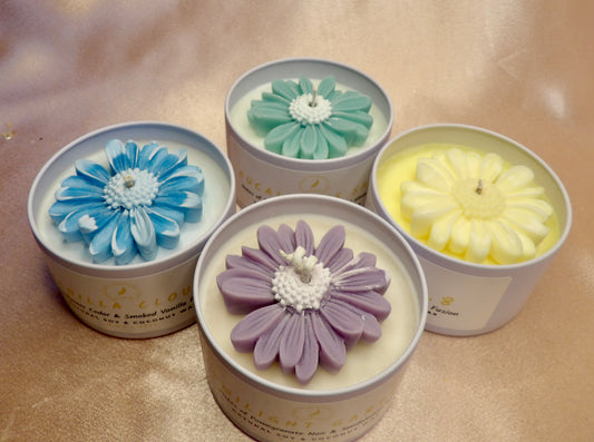 Daisy Featherand Signature Candle 8 oz · Hand-Poured · Natural Wax · Daisy Accent