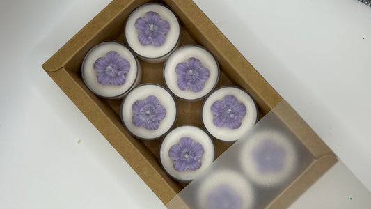 Tealight Set Featherand Signature  – 8 Pack Natural Soy Wax  · Delicate Floral Accents