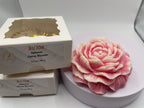 Bujor Candle (Peony) – 3.5 oz Pillar Custom Fragrance · Natural Soy Wax · Floral-Inspired Shape