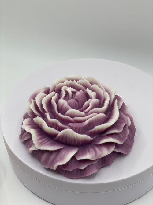Bujor Candle (Peony) – 3.5 oz Pillar Custom Fragrance · Natural Soy Wax · Floral-Inspired Shape