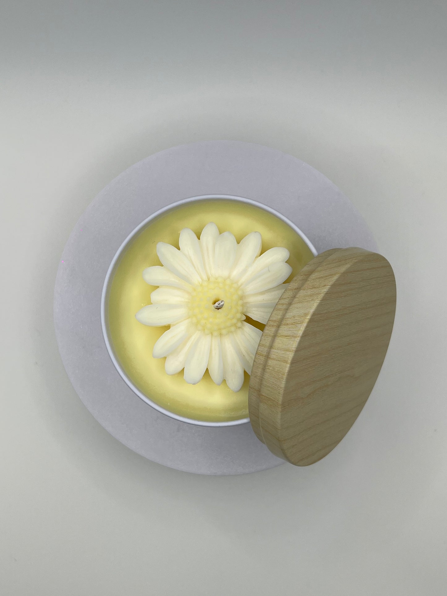 Daisy Featherand Signature Candle 8 oz · Hand-Poured · Natural Wax · Daisy Accent