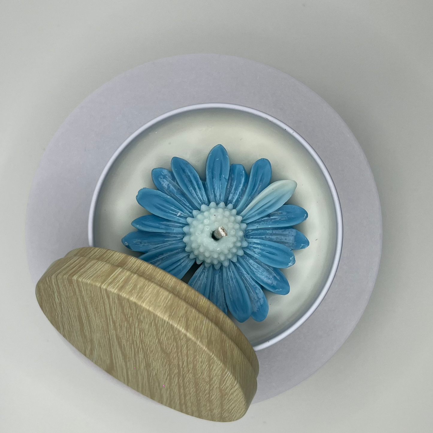 Daisy Featherand Signature Candle 8 oz · Hand-Poured · Natural Wax · Daisy Accent