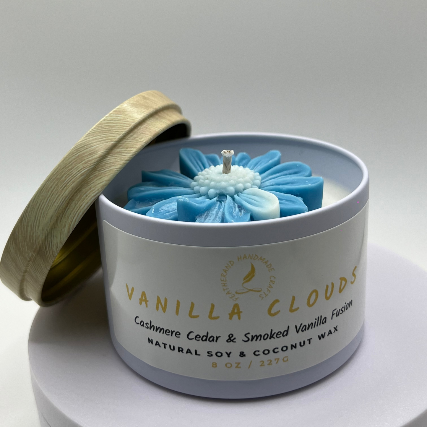 Daisy Featherand Signature Candle 8 oz · Hand-Poured · Natural Wax · Daisy Accent