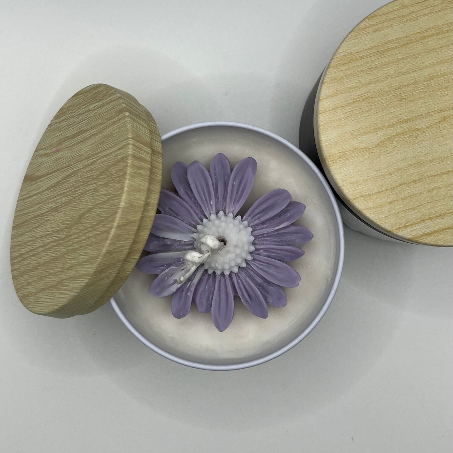 Daisy Featherand Signature Candle 8 oz · Hand-Poured · Natural Wax · Daisy Accent