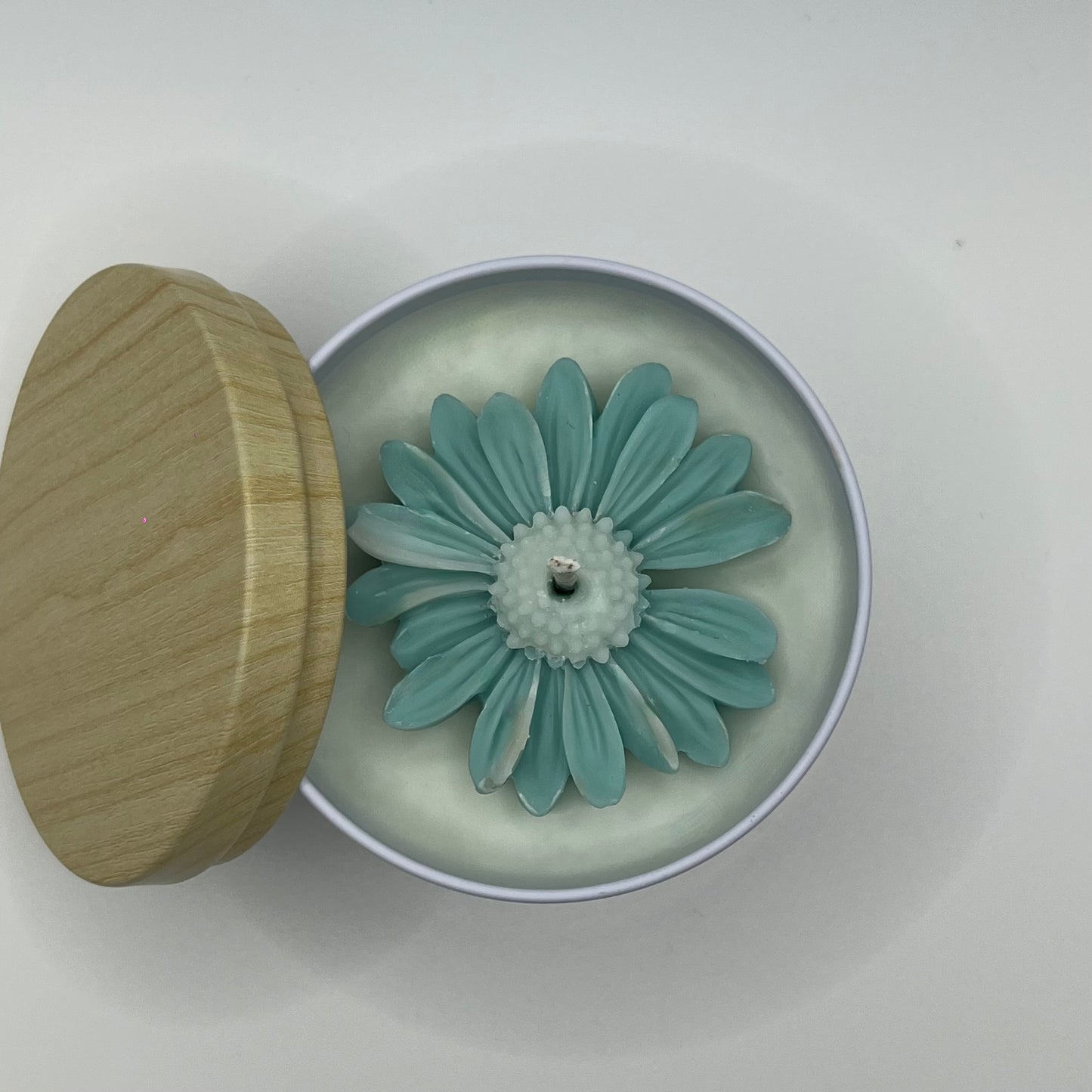 Daisy Featherand Signature Candle 8 oz · Hand-Poured · Natural Wax · Daisy Accent