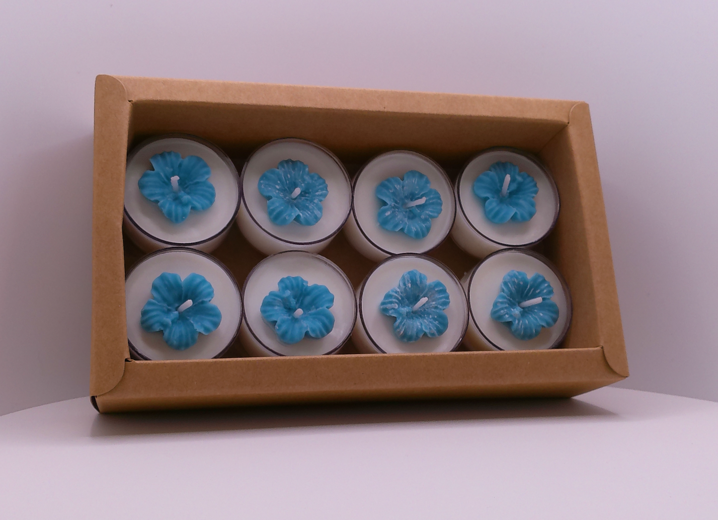 Tealight Set Featherand Signature  – 8 Pack Natural Soy Wax  · Delicate Floral Accents