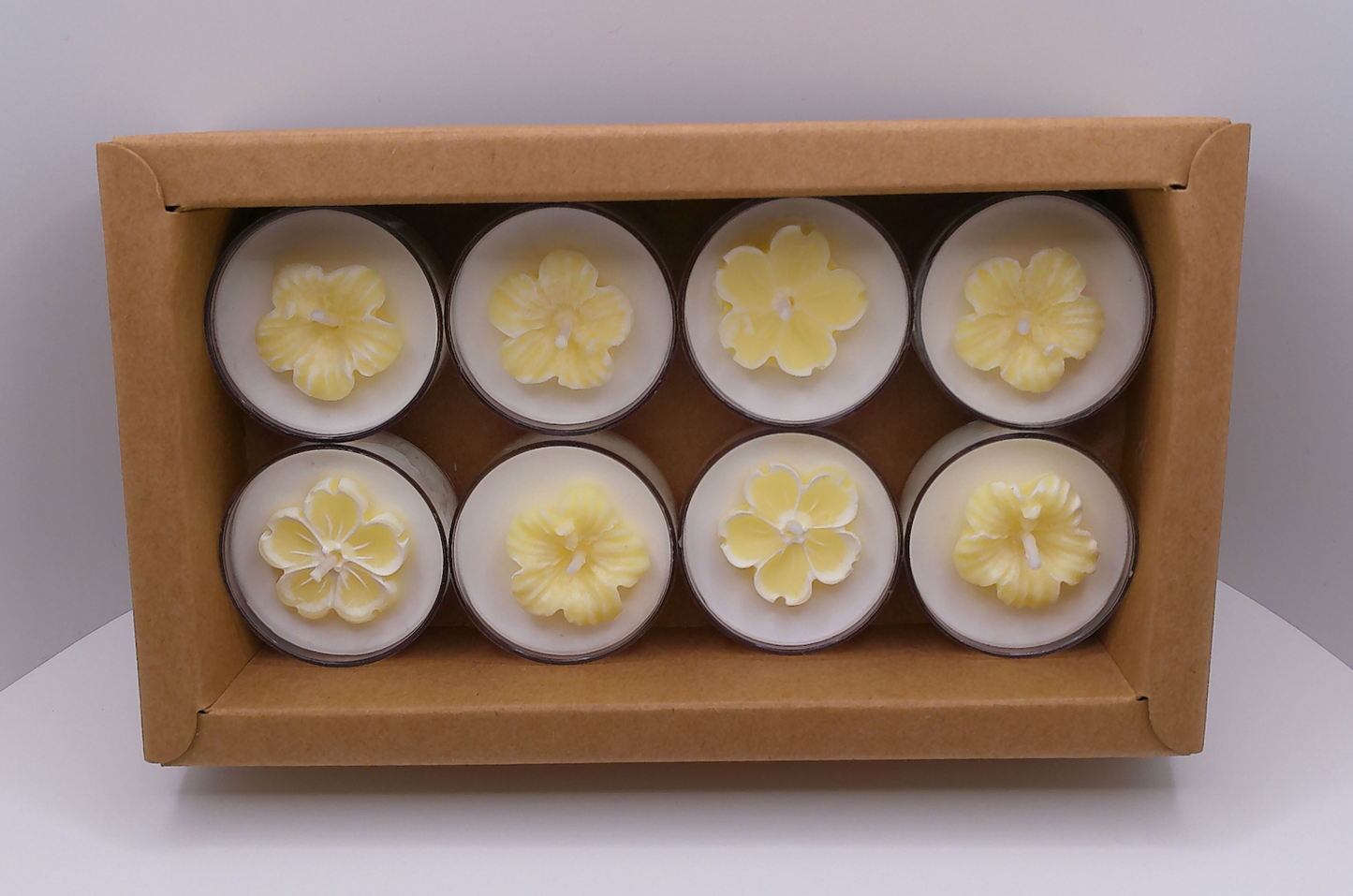 Tealight Set Featherand Signature  – 8 Pack Natural Soy Wax  · Delicate Floral Accents